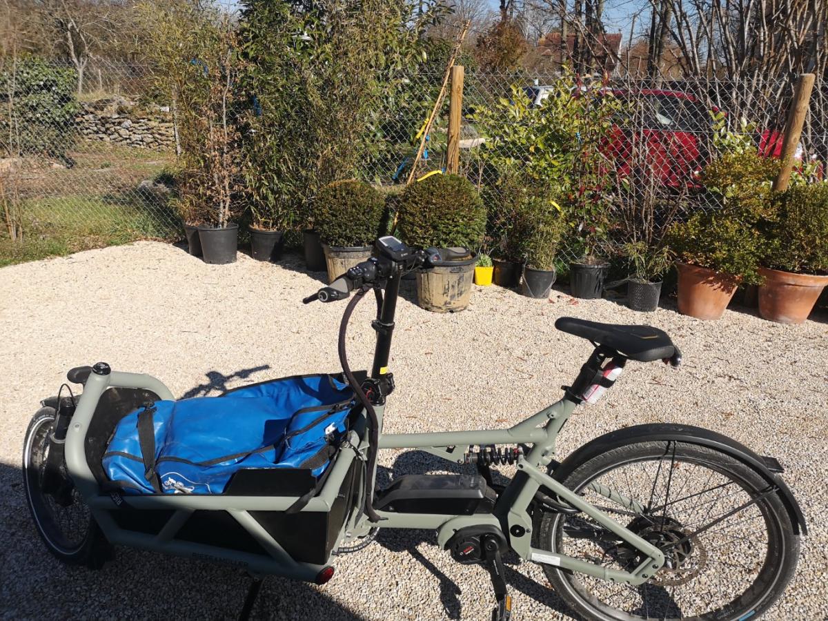 L'élagueur qui roule en vélo cargo 